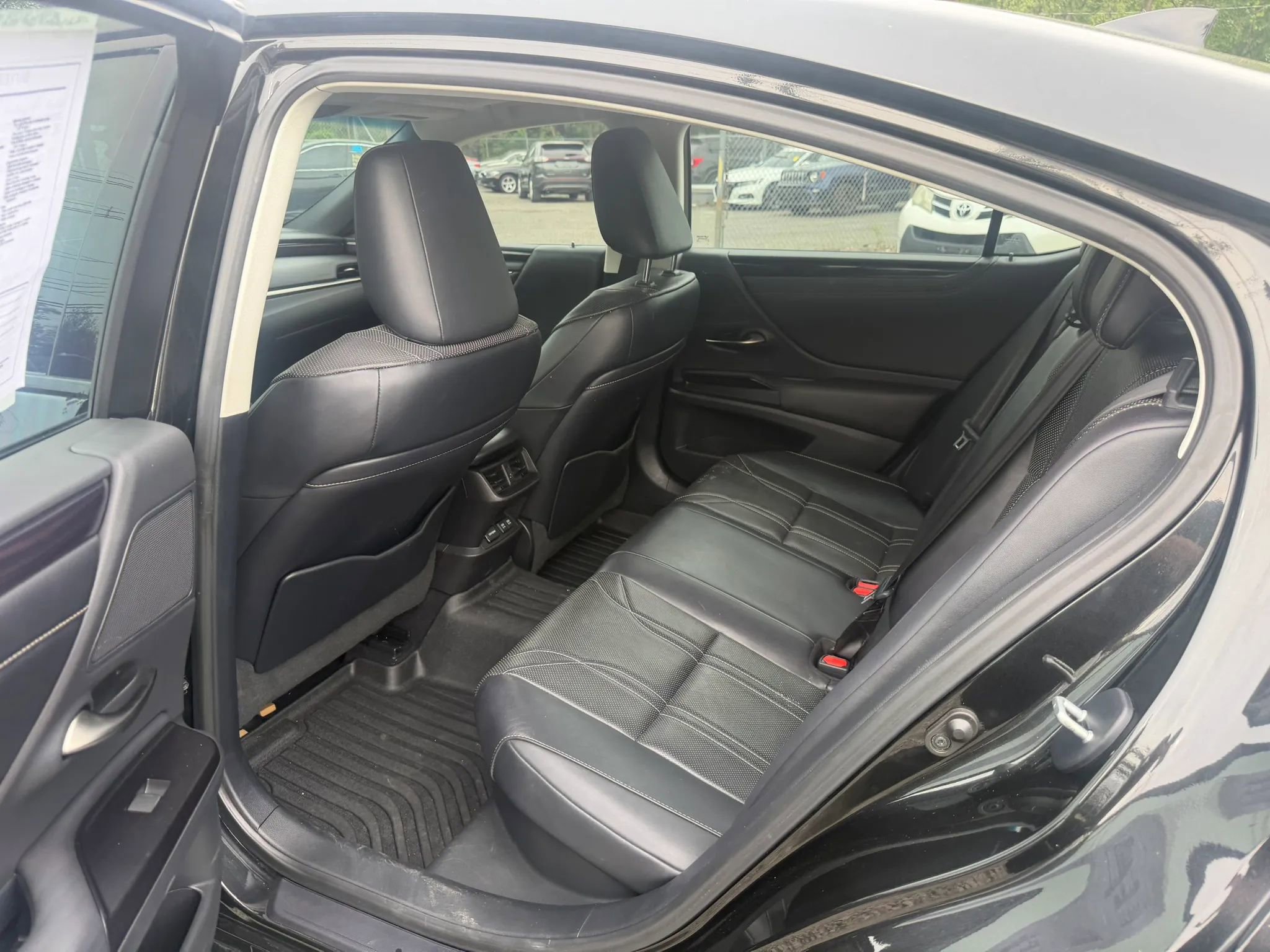 Used 2020 Lexus ES 300h w/ Accessory Package FWD image 30