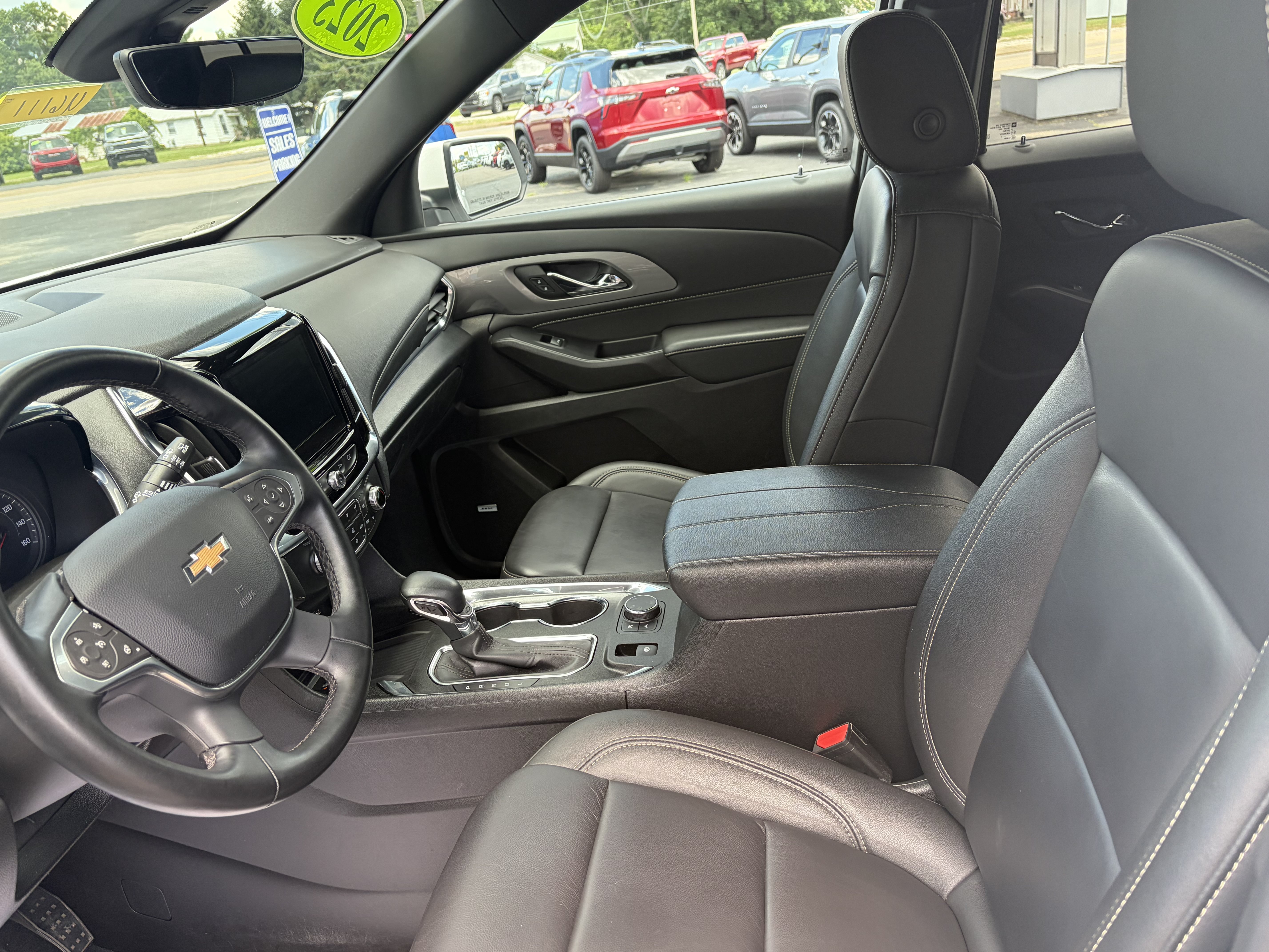 Used 2023 Chevrolet Traverse LT w/ LT Premium Package AWD/4WD image 9