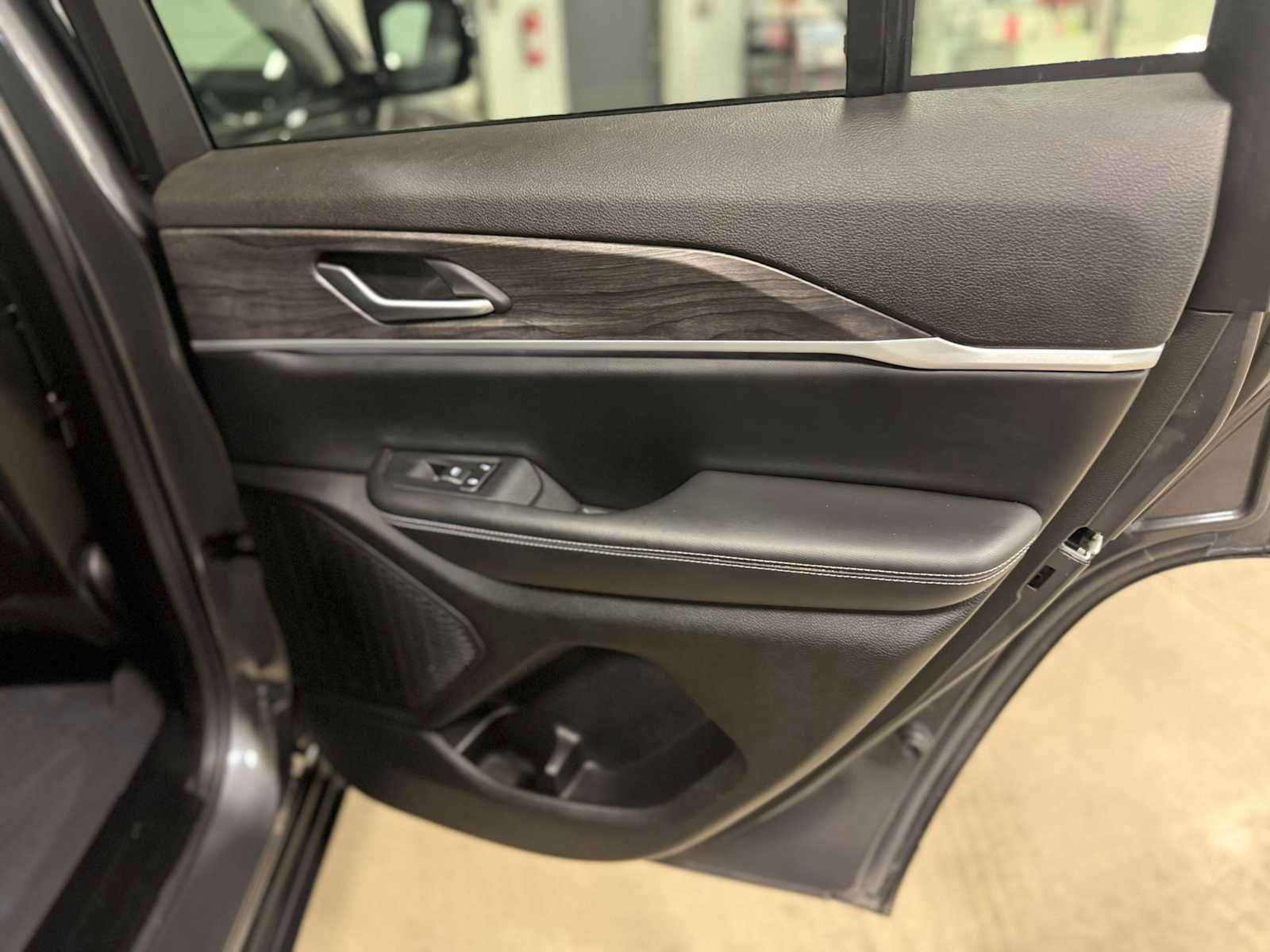 Used 2023 Jeep Grand Cherokee Limited AWD/4WD image 27