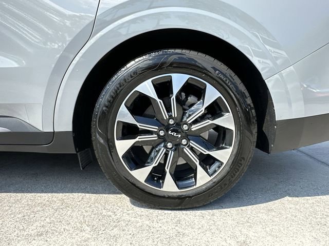 Used 2024 Kia Carnival EX image 18