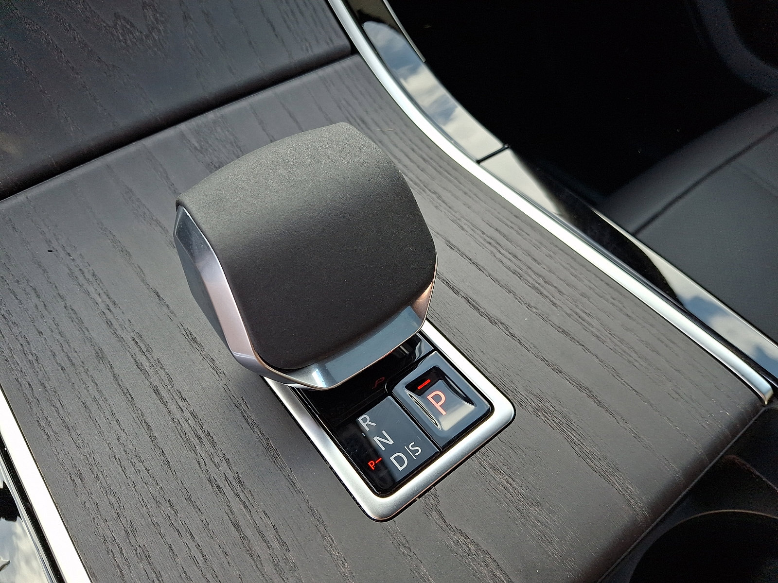 Used 2026 Land Rover Range Rover Velar Dynamic SE image 15