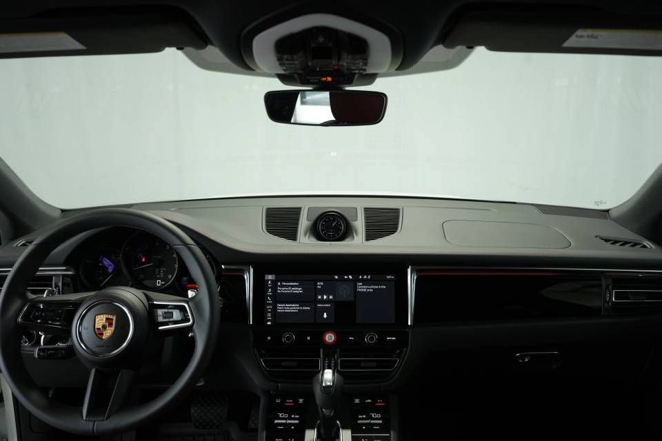 Certified 2025 Porsche Macan AWD/4WD image 16
