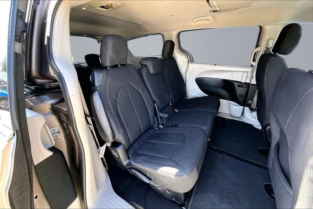 Used 2018 Chrysler Pacifica Touring Plus w/ Tire & Wheel Group FWD image 18