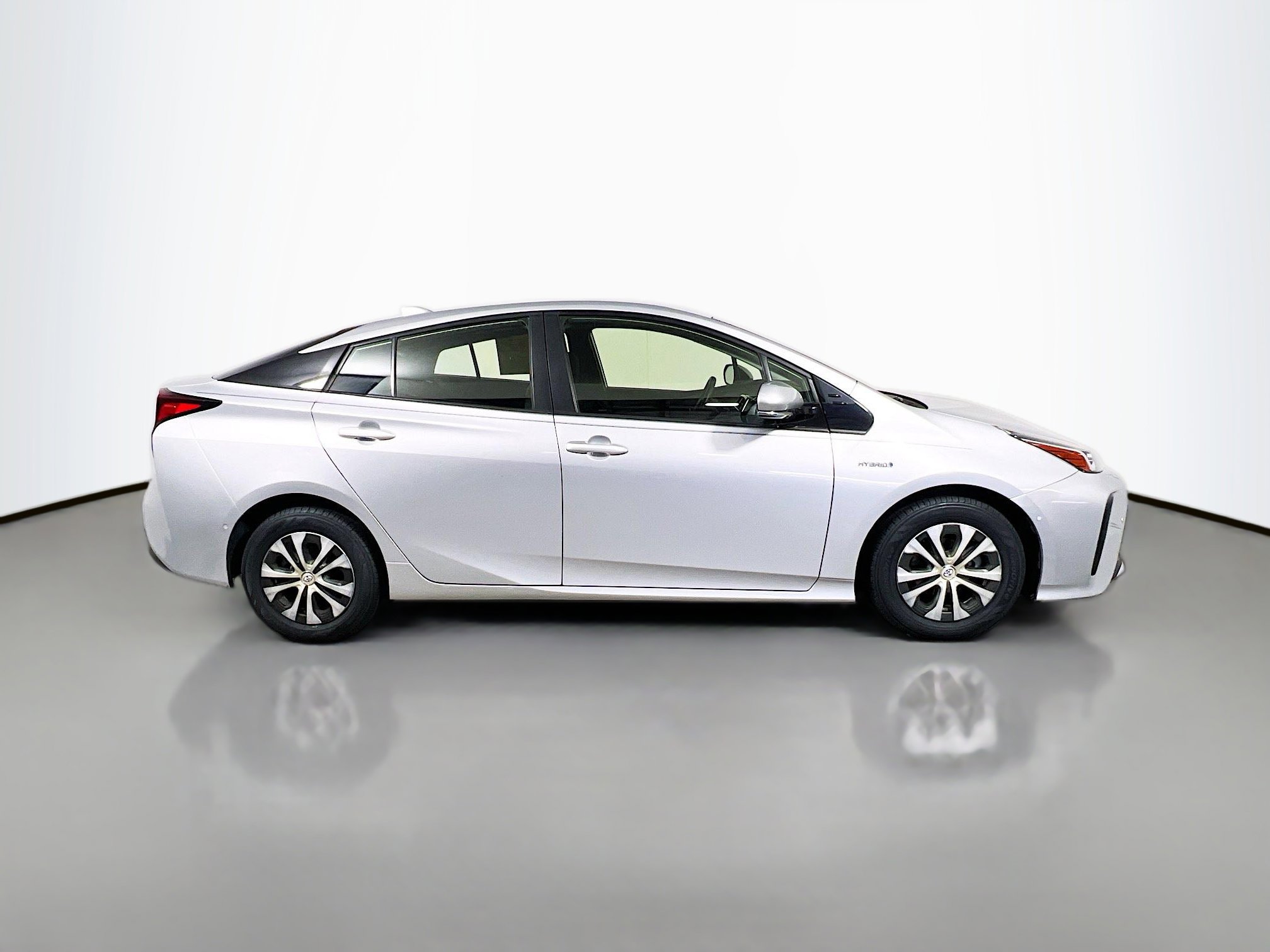 Used 2020 Toyota Prius LE image 3