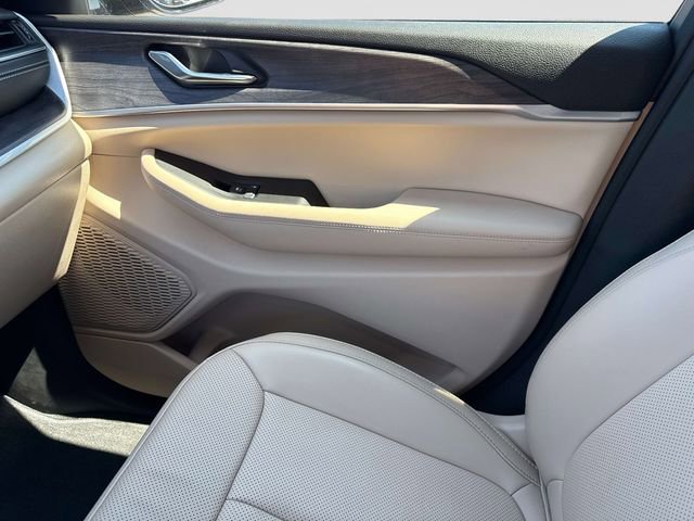 Used 2025 Jeep Grand Cherokee Limited w/ Luxury Tech Group II AWD/4WD image 23