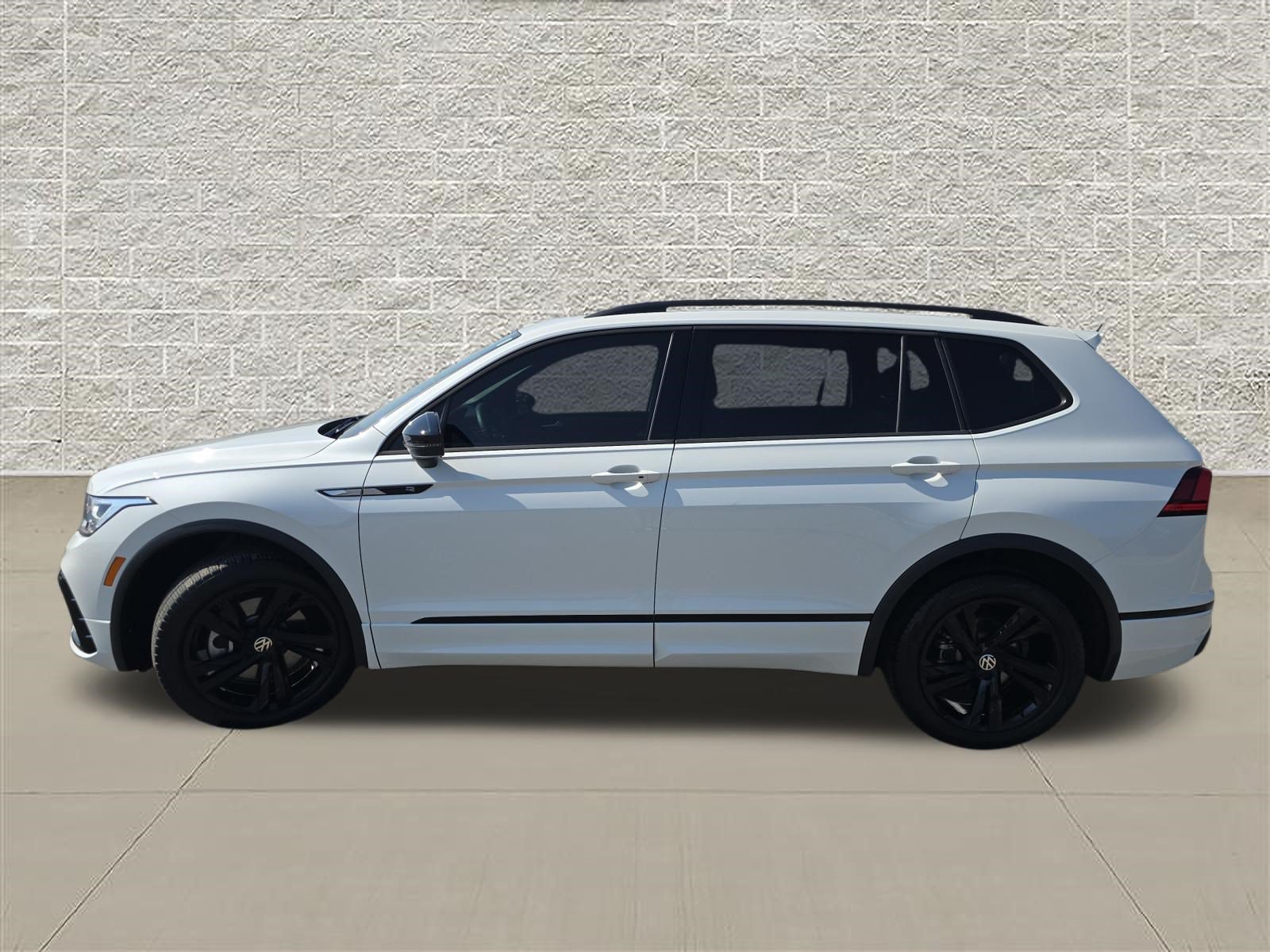Certified 2024 Volkswagen Tiguan SE R-Line AWD/4WD image 4