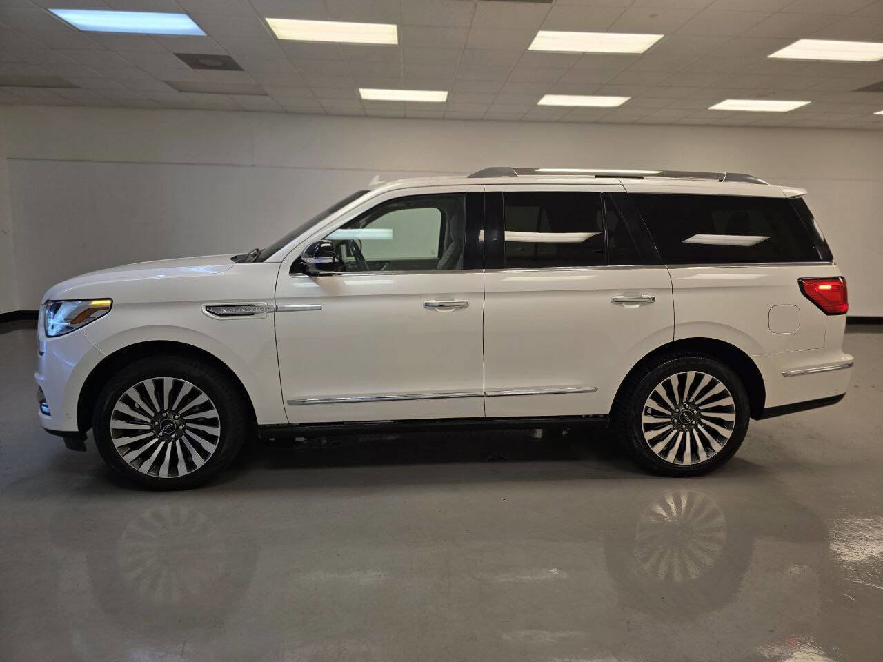 Used 2019 Lincoln Navigator Reserve image 5