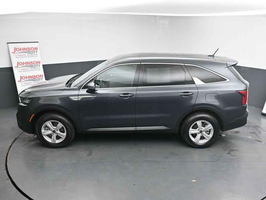 Used 2023 Kia Sorento LX image 30