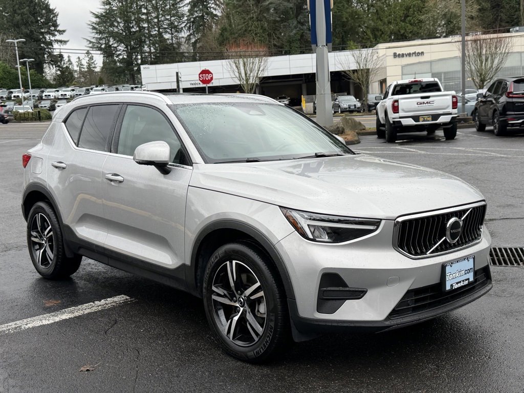 Used 2024 Volvo XC40 B5 Core image 2