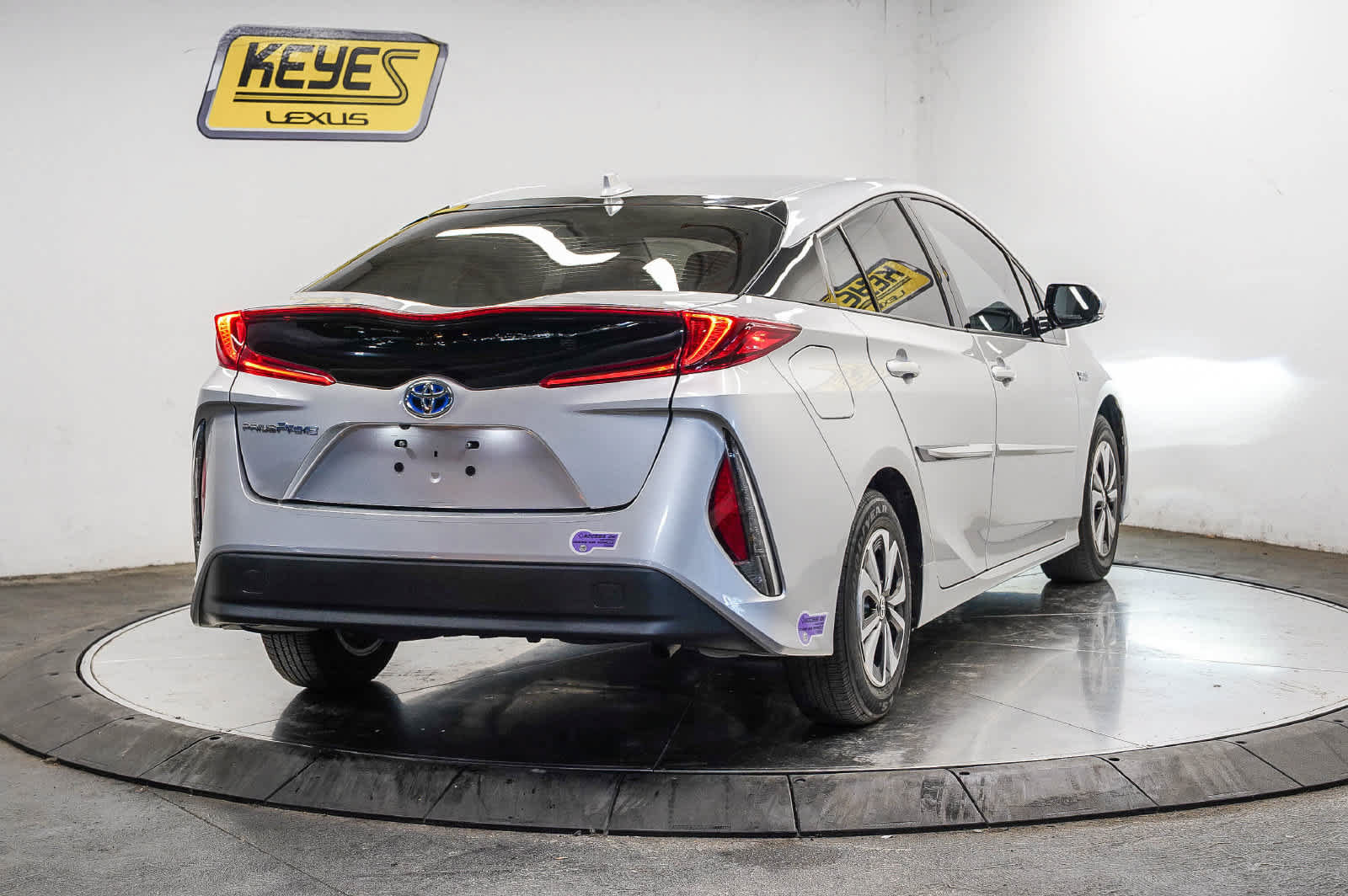 Used 2018 Toyota Prius Prime Premium w/ Carpet Mat Package FWD image 4