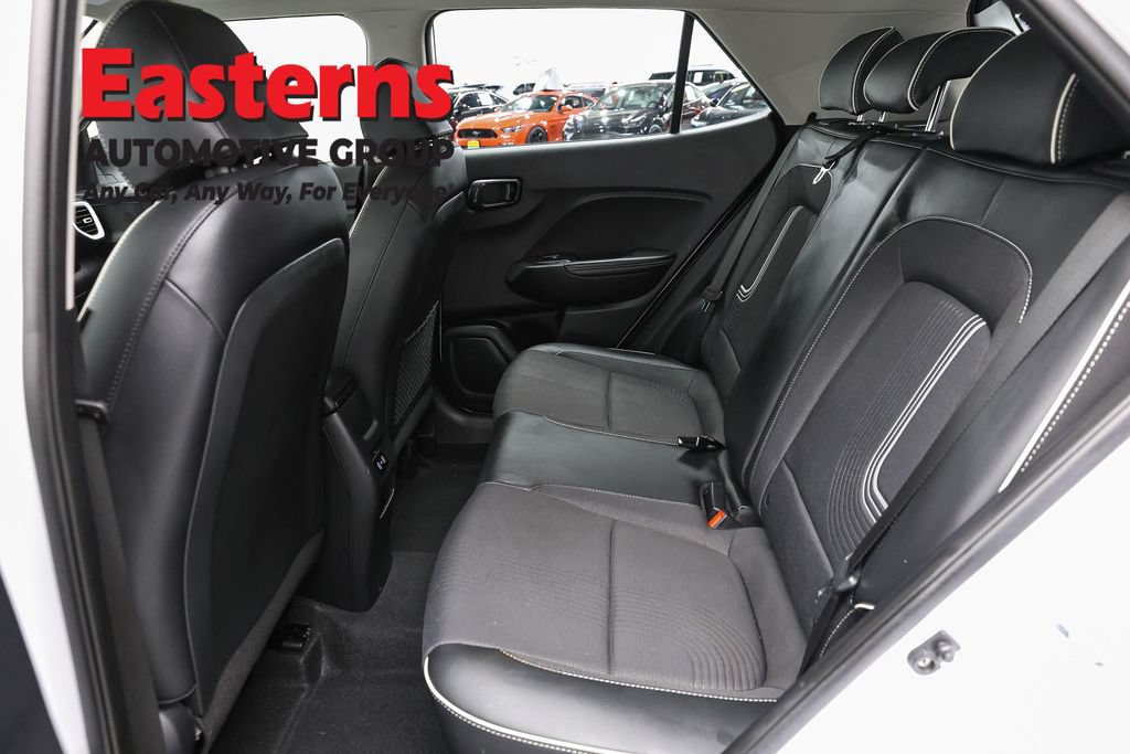 Used 2025 Hyundai Venue Limited FWD image 21