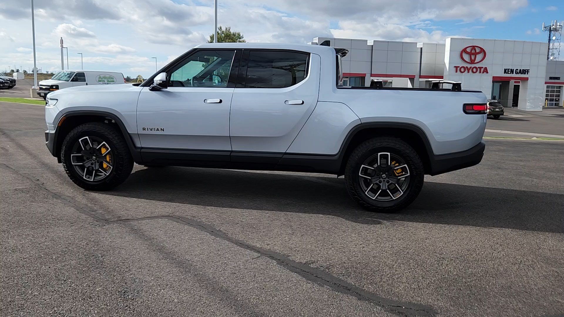 Used 2025 Rivian R1T Premium Tri AWD/4WD image 2