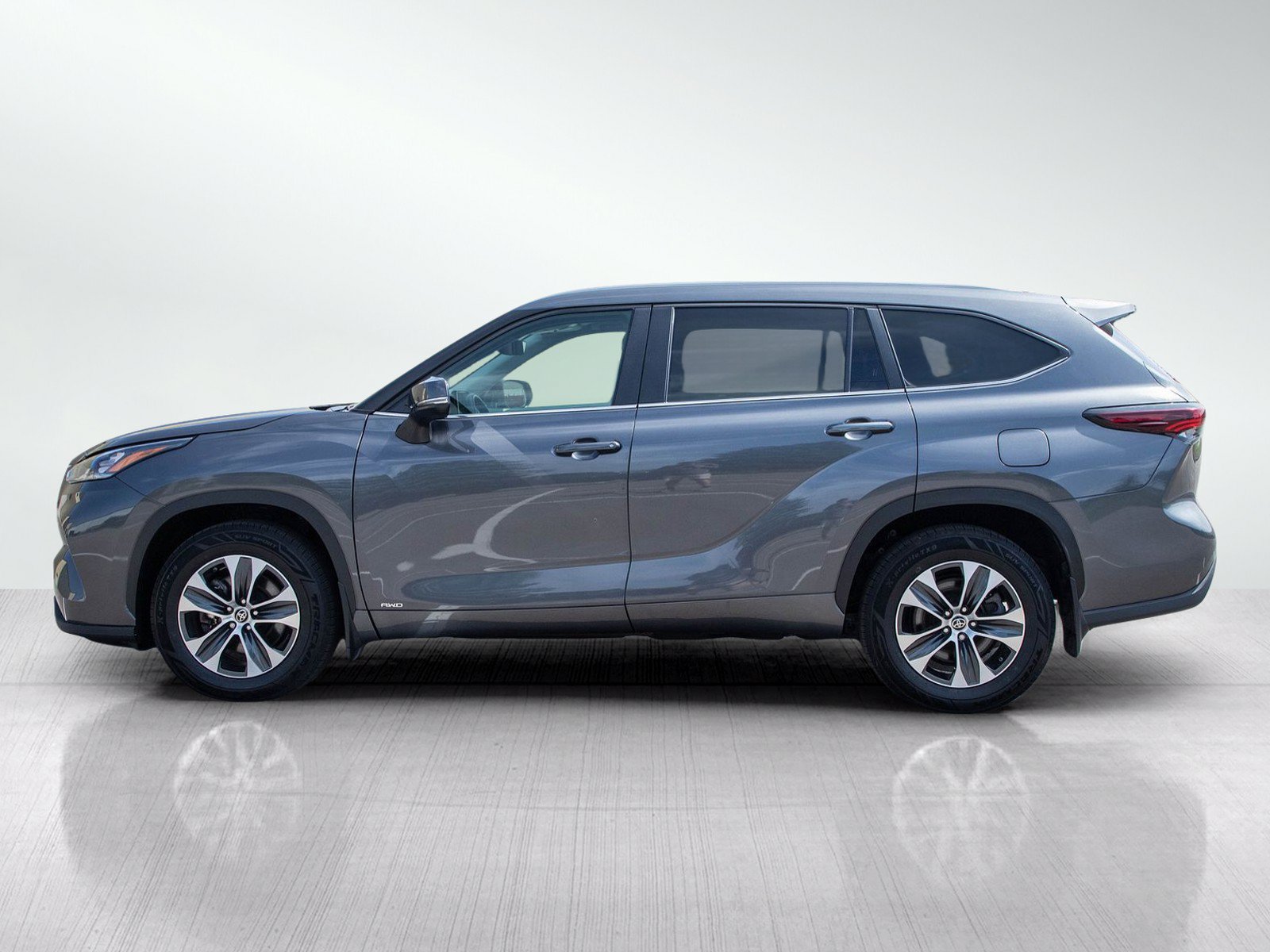 Used 2025 Toyota Highlander XLE AWD/4WD image 2