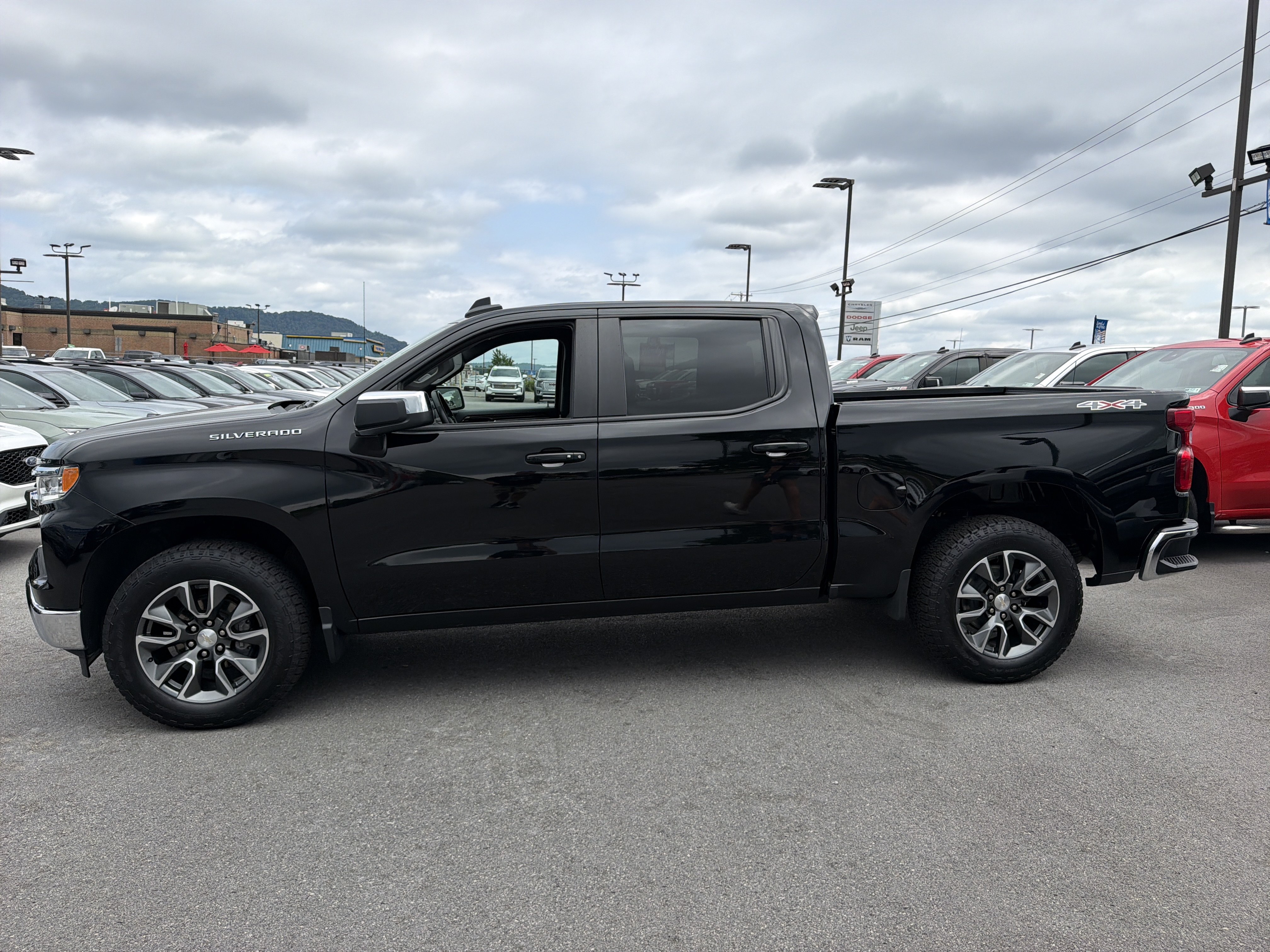 Used 2023 Chevrolet Silverado 1500 LT AWD/4WD image 12