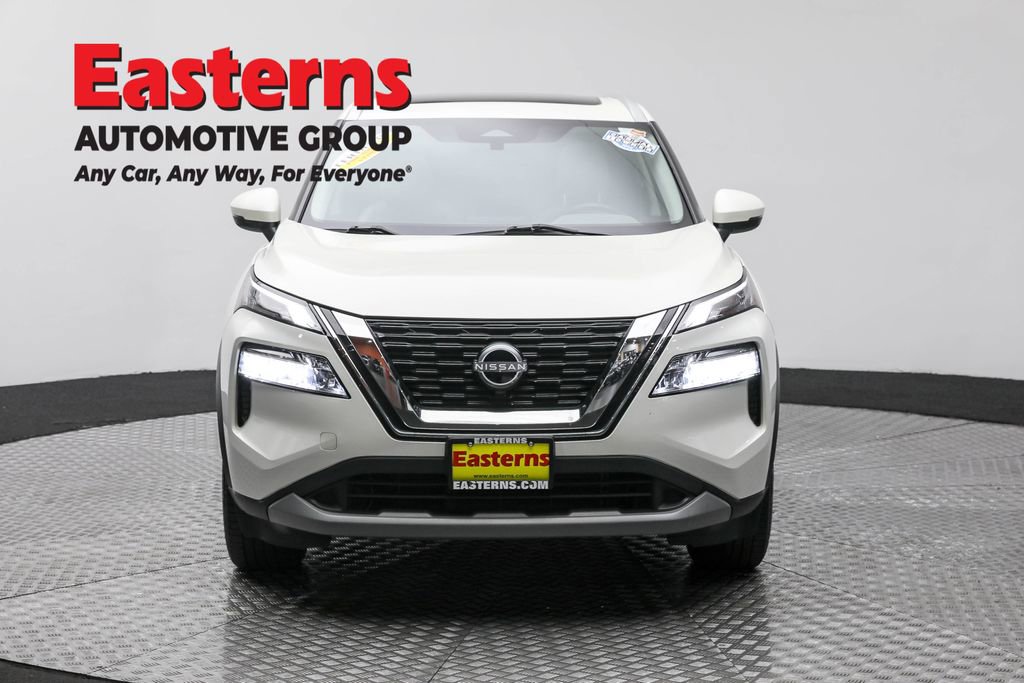 Used 2022 Nissan Rogue SV w/ SV Premium Package image 2