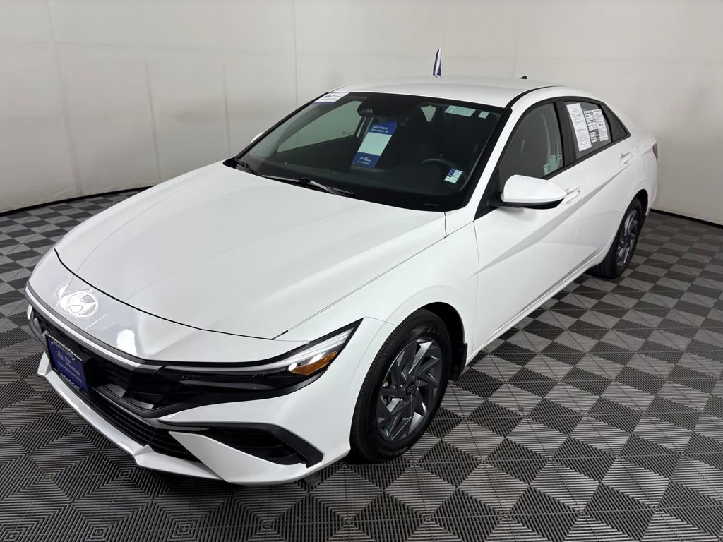 Used 2024 Hyundai Elantra SEL image 3