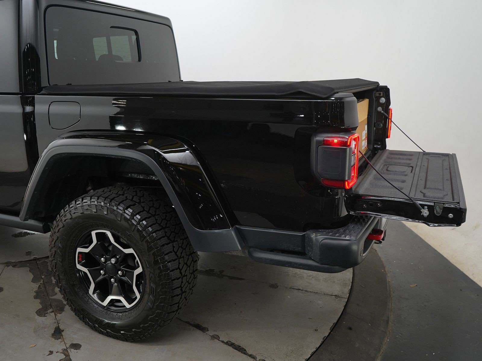 Used 2020 Jeep Gladiator Rubicon w/ Dual Top Group AWD/4WD image 9