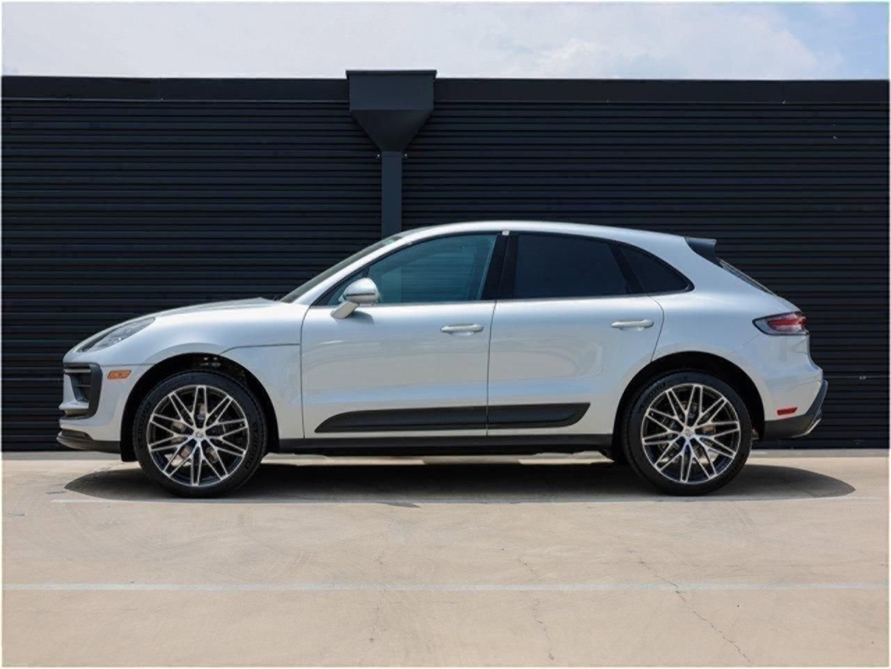 Certified 2025 Porsche Macan AWD/4WD image 2