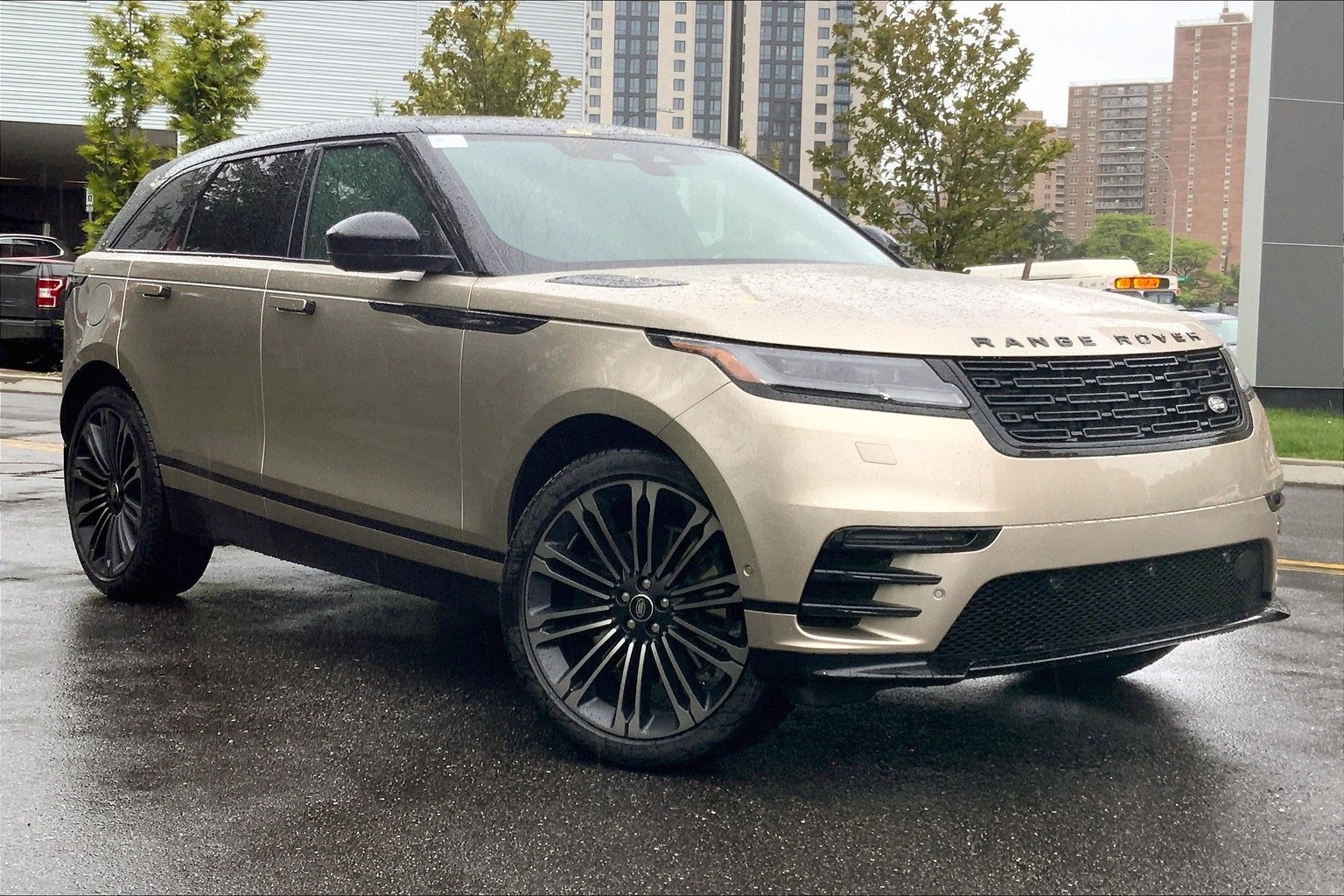 New 2026 Land Rover Range Rover Velar Dynamic SE image 2