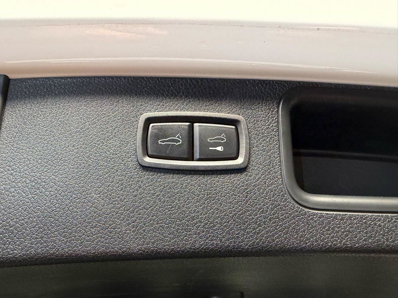 Used 2021 Porsche Macan AWD/4WD image 32
