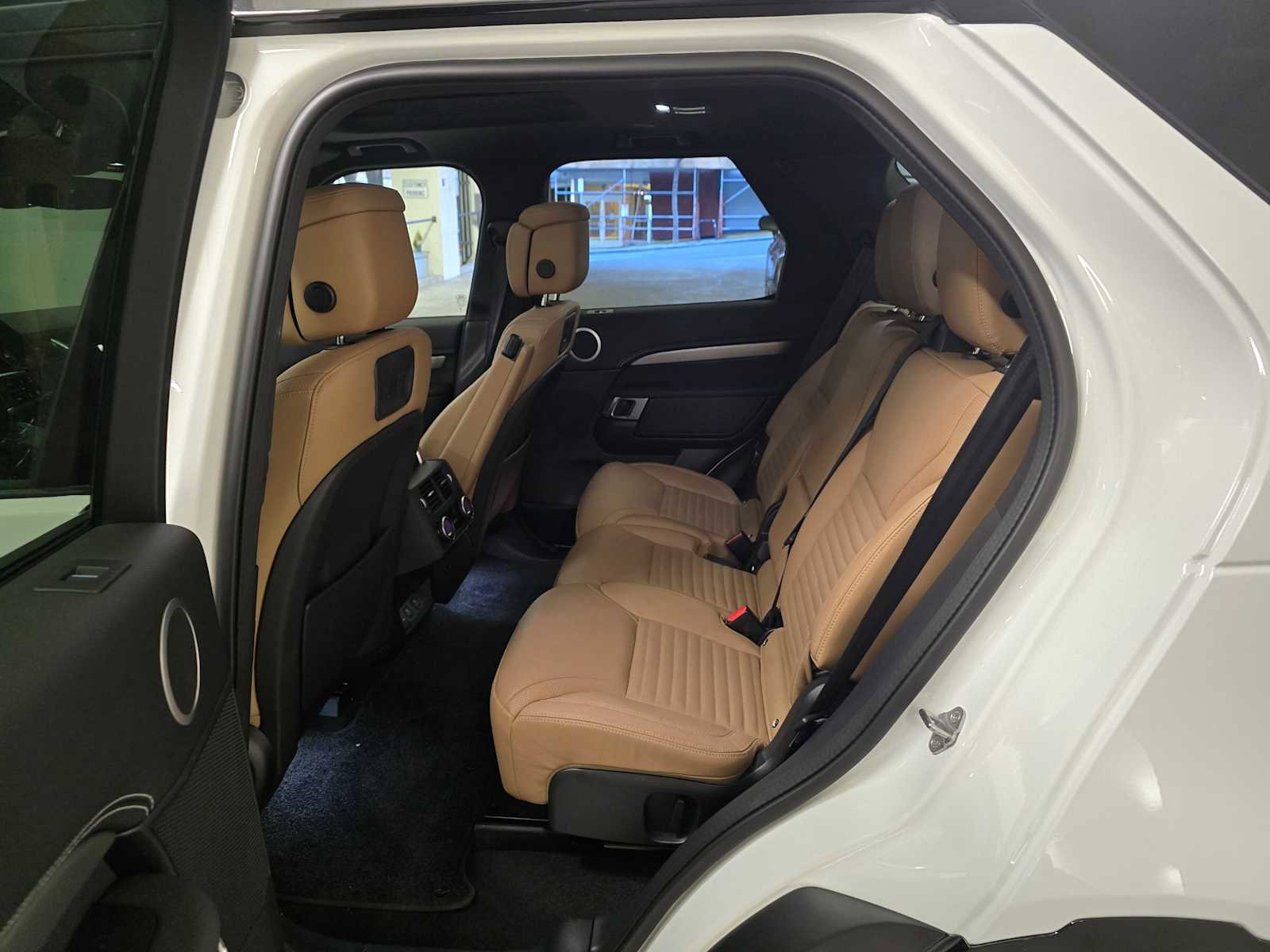 Used 2025 Land Rover Discovery Dynamic SE image 18