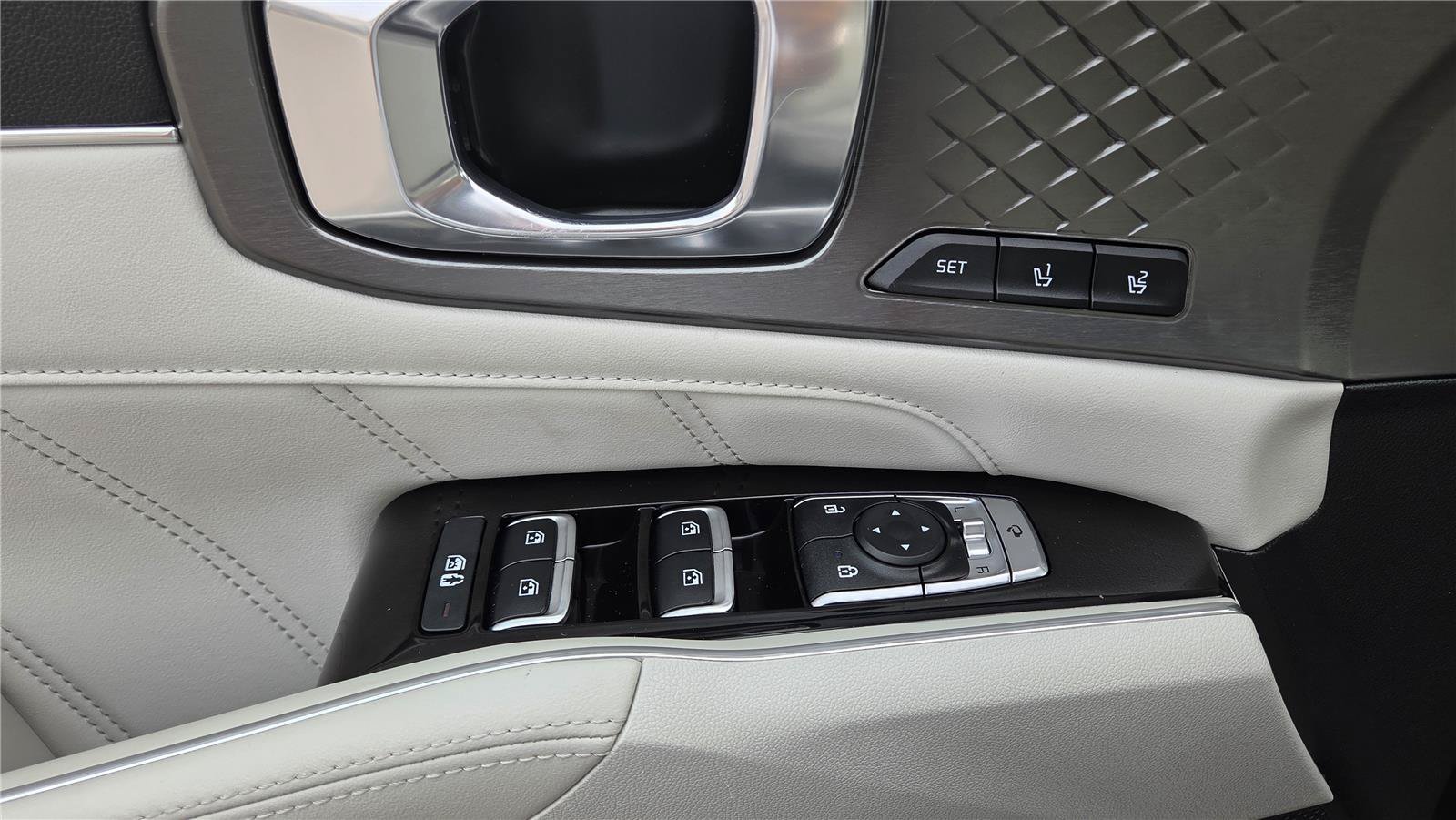 Certified 2023 Kia Sorento SX Prestige w/ Panoramic Sunroof Package AWD/4WD image 14