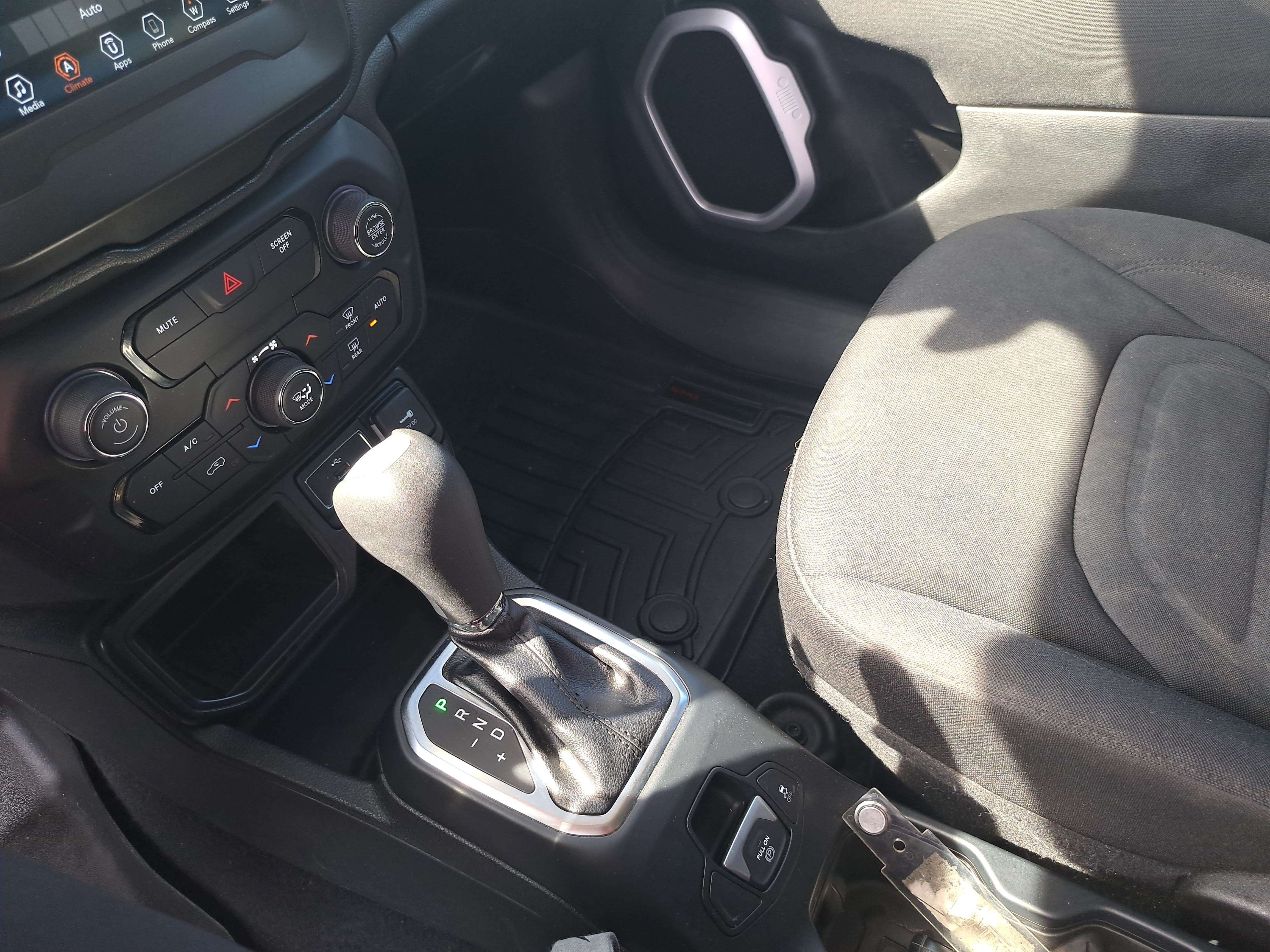 Used 2020 Jeep Renegade Latitude FWD image 22