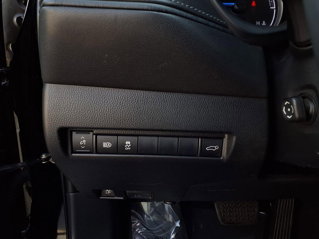 Certified 2021 Toyota Venza LE w/ Carpet Mat Package (TMS) image 15