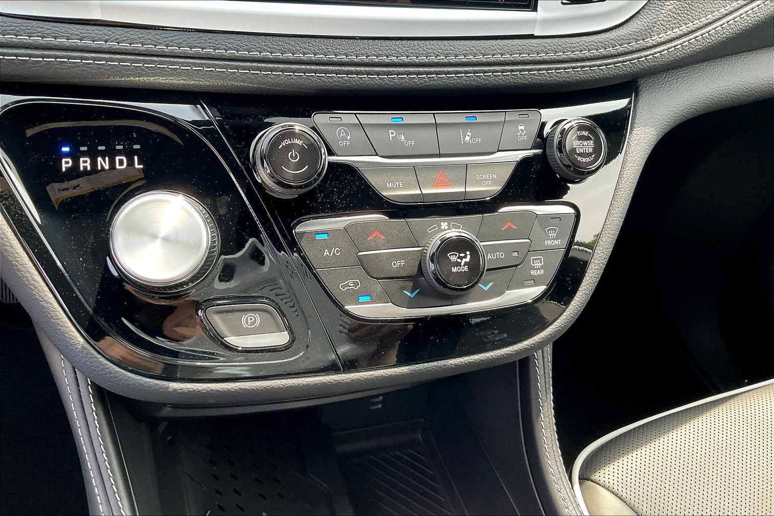 New 2026 Chrysler Pacifica Limited w/ S Appearance Package image 18