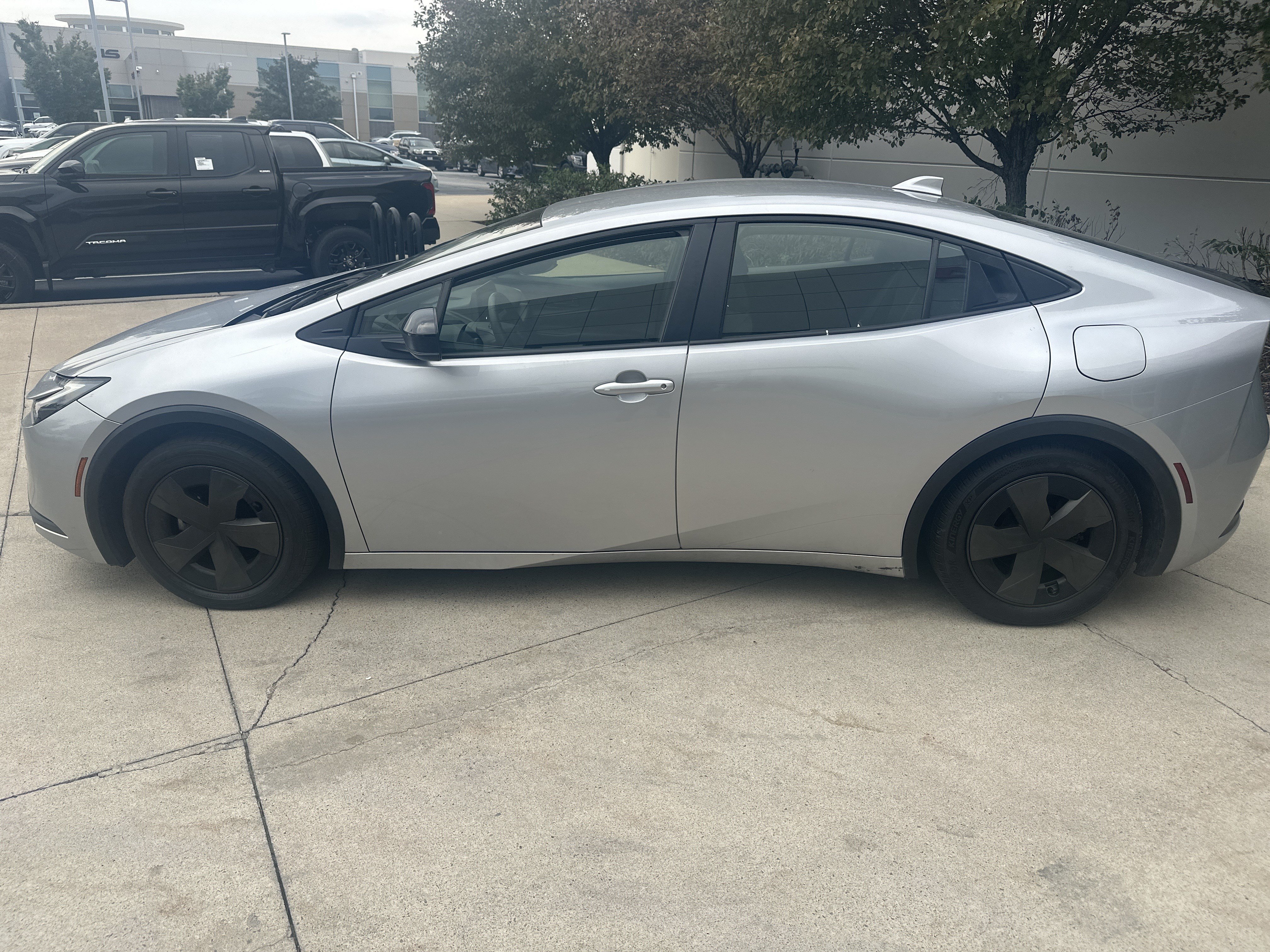Used 2025 Toyota Prius LE FWD image 8