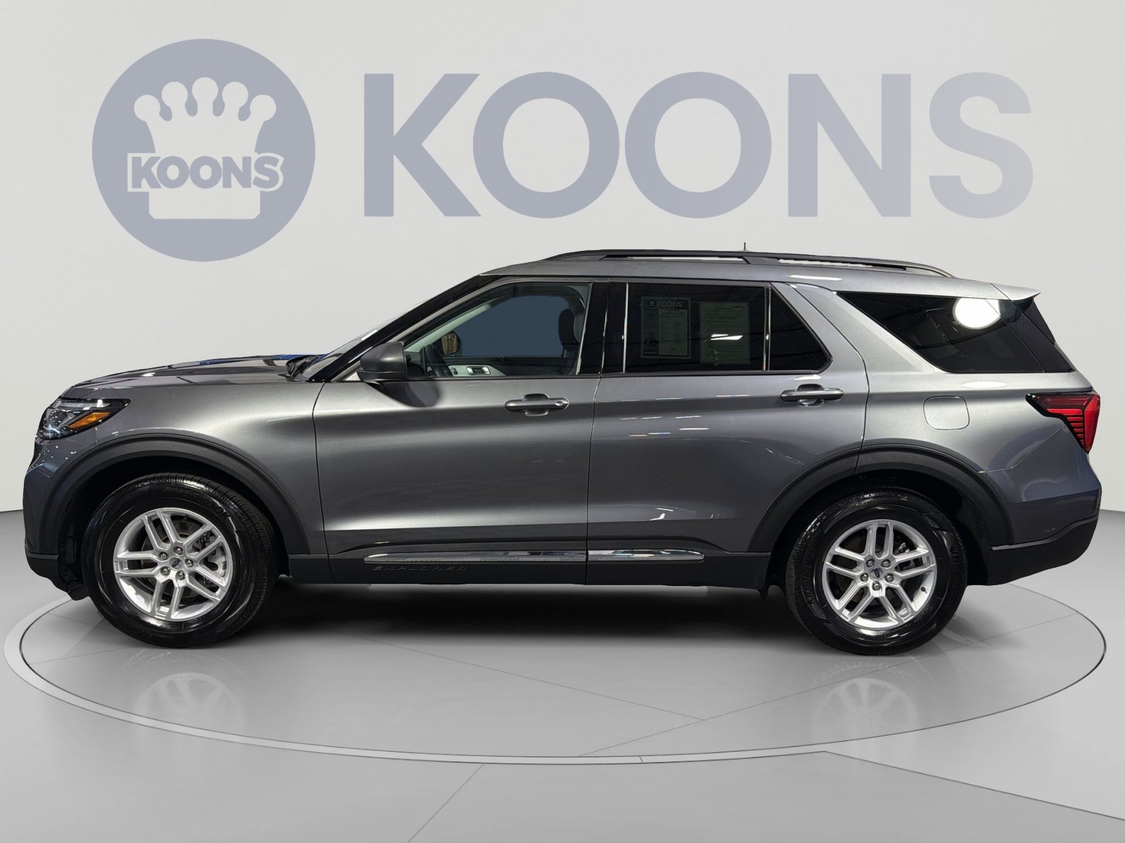 Used 2025 Ford Explorer Active RWD image 2