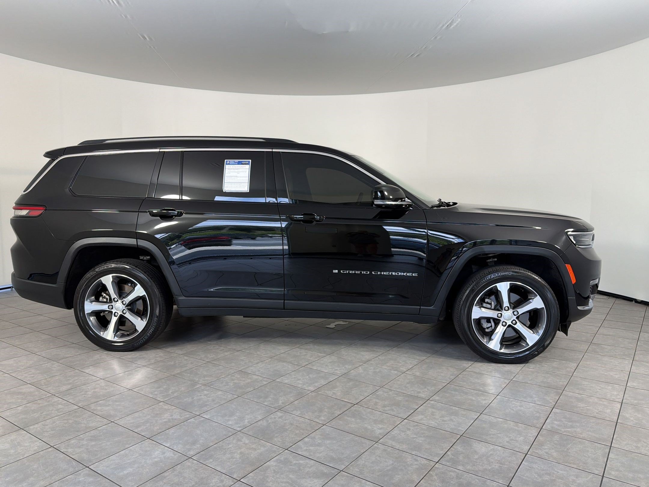 Used 2023 Jeep Grand Cherokee L Limited w/ Luxury Tech Group II AWD/4WD image 8