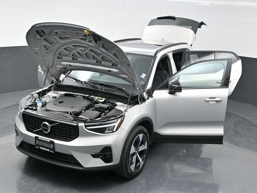 Used 2024 Volvo XC40 B5 Plus image 26