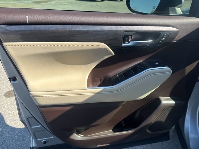 Used 2020 Toyota Highlander Platinum FWD image 25