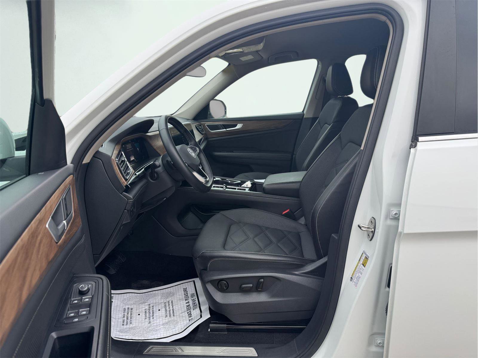 Used 2025 Volkswagen Atlas SE image 9