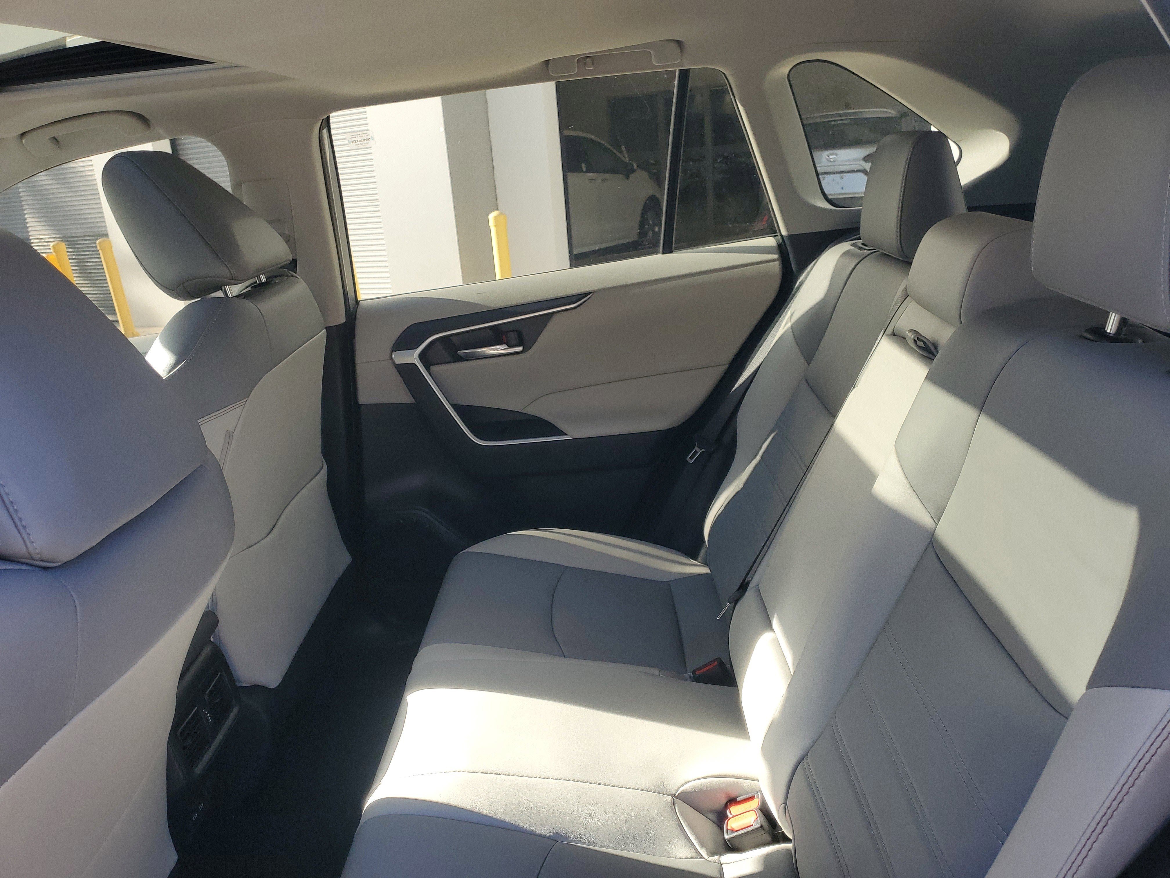 Used 2022 Toyota RAV4 XLE Premium image 14