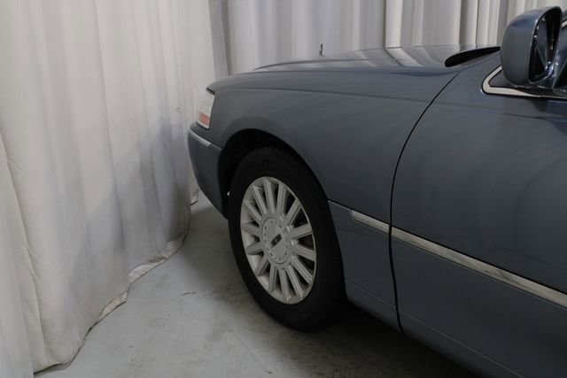 Used 2003 Lincoln Town Car Signature image 25