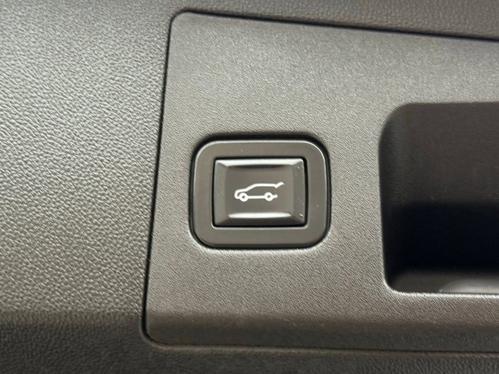 Used 2018 Cadillac XT5 Luxury w/ Driver Awareness Package image 18