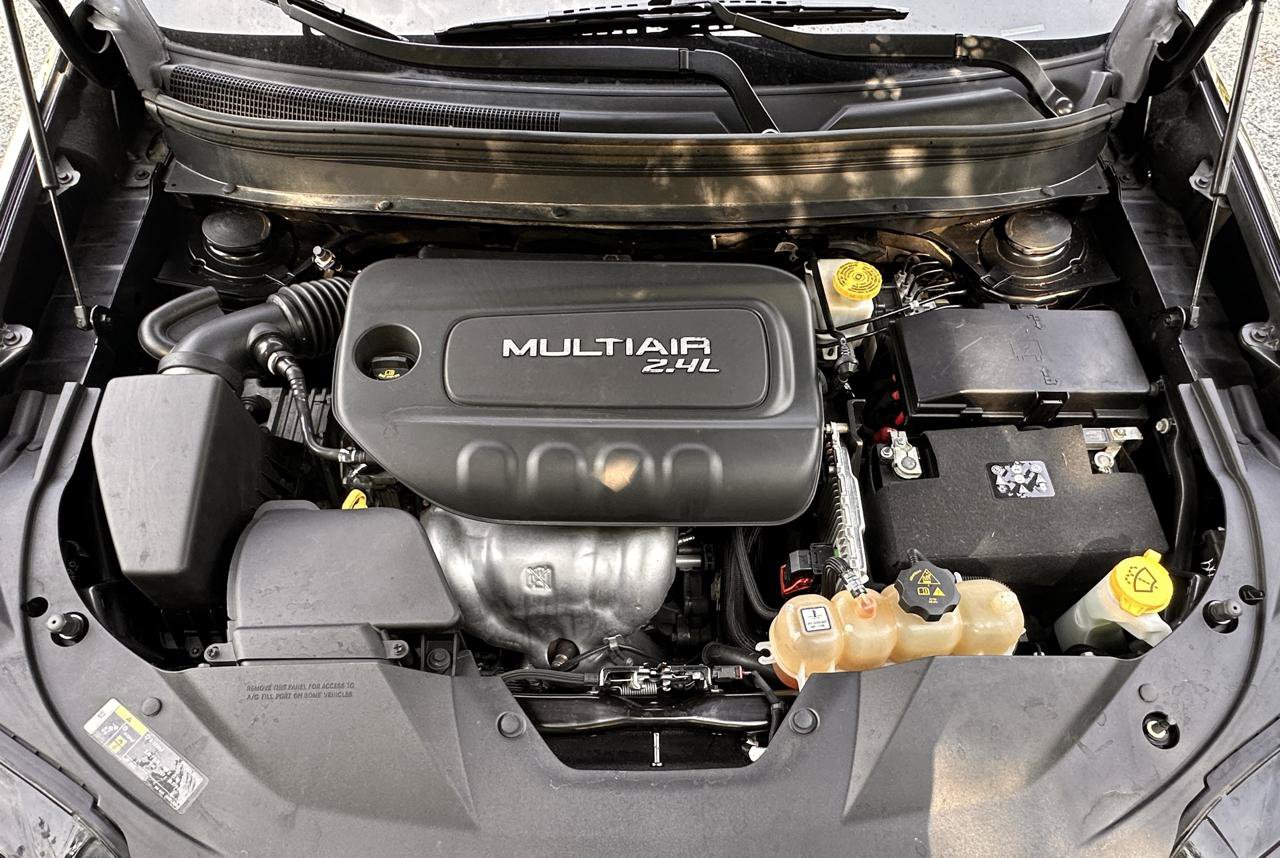 Used 2019 Jeep Cherokee Latitude Plus w/ Comfort/Convenience Group FWD image 18