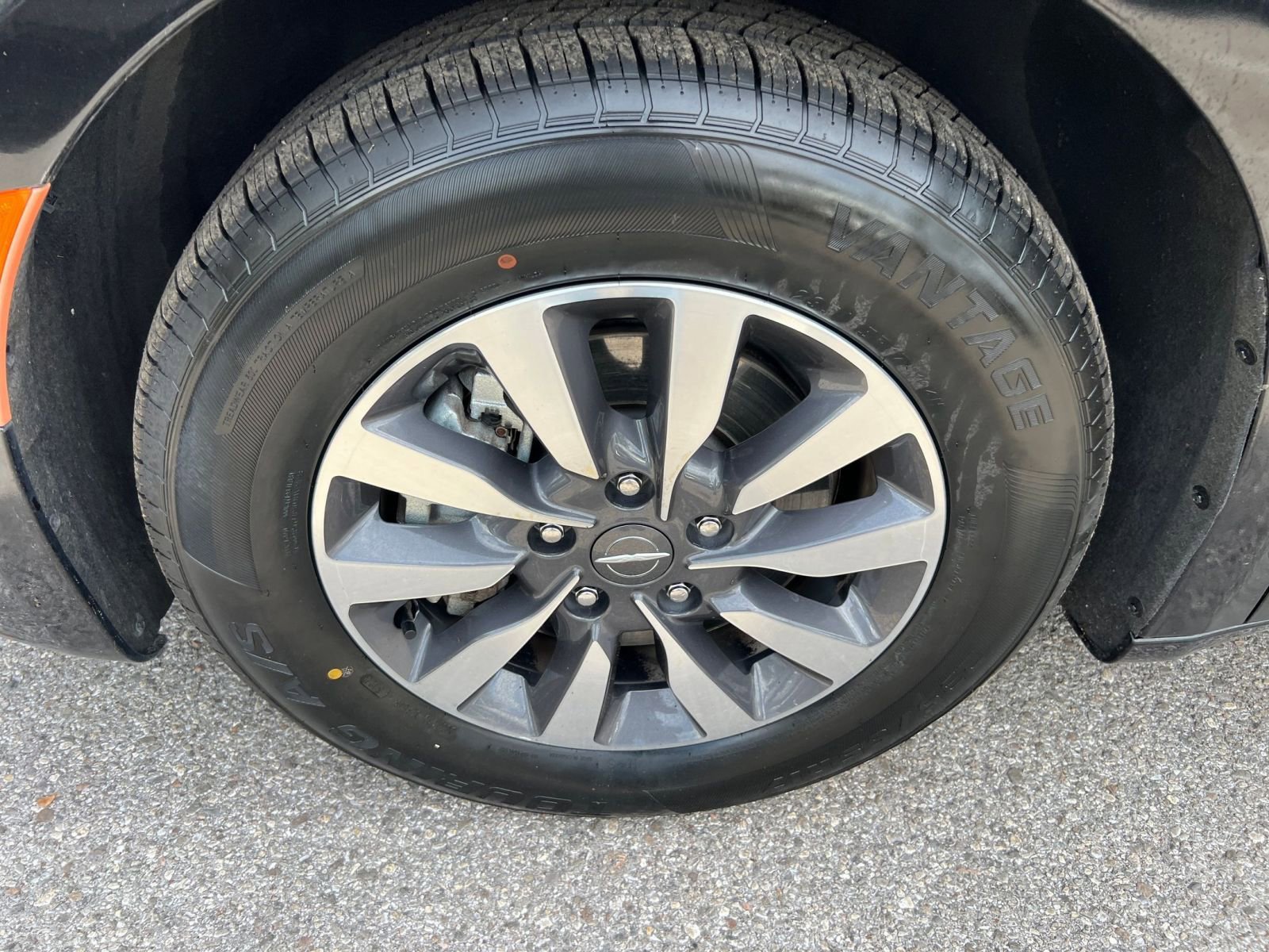 Used 2023 Chrysler Pacifica Touring-L image 37