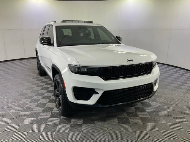 Used 2023 Jeep Grand Cherokee Altitude AWD/4WD image 3