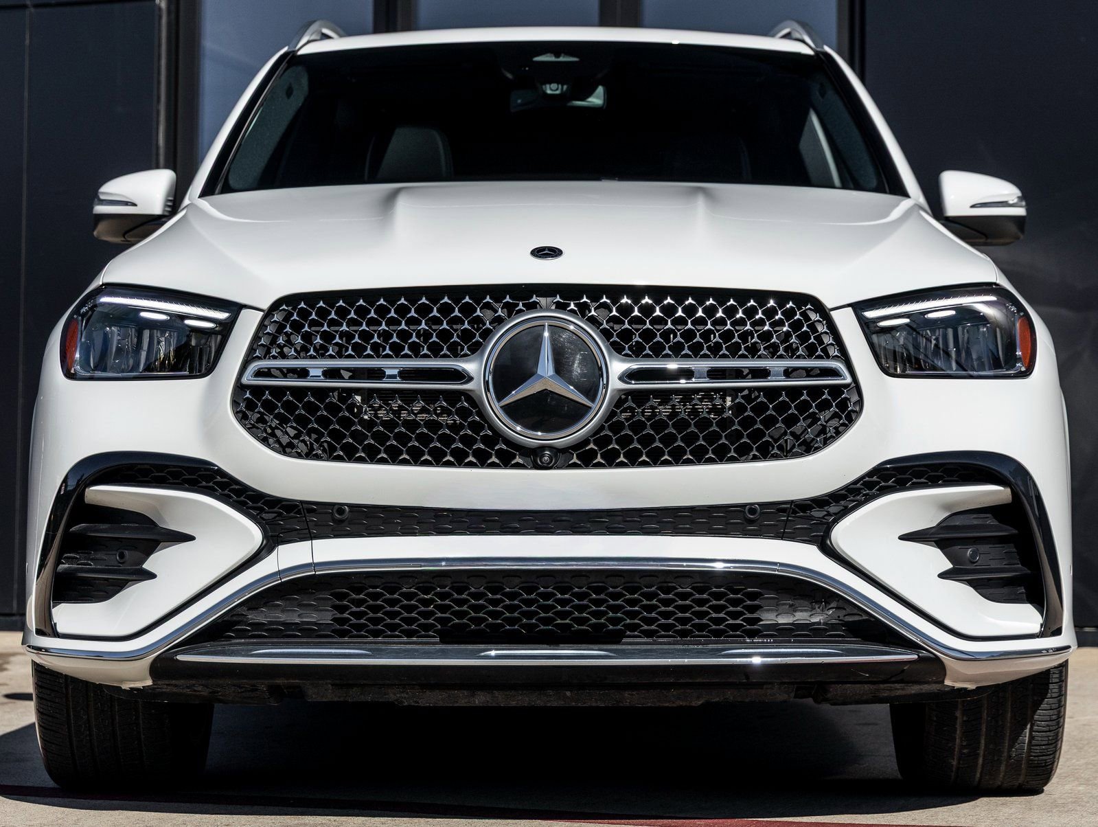 Used 2024 Mercedes-Benz GLE 450 4MATIC w/ AMG Line Exterior image 4