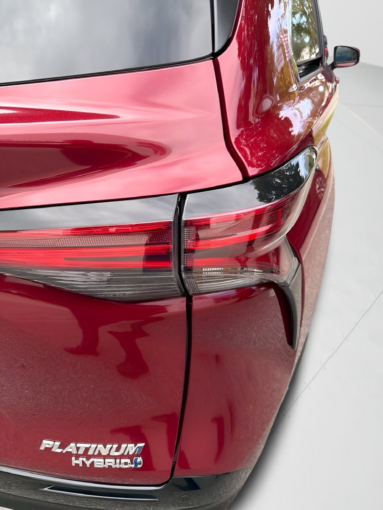 Used 2024 Toyota Sienna Platinum FWD image 11