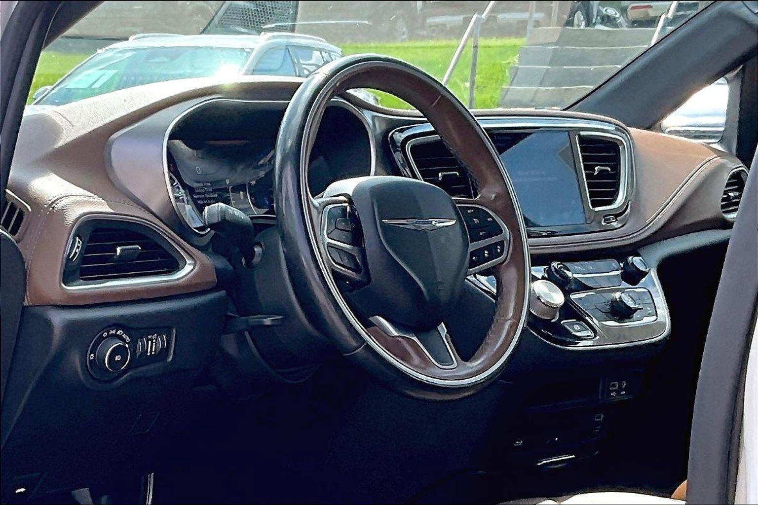 Used 2020 Chrysler Pacifica Limited w/ Tire & Wheel Group FWD image 12