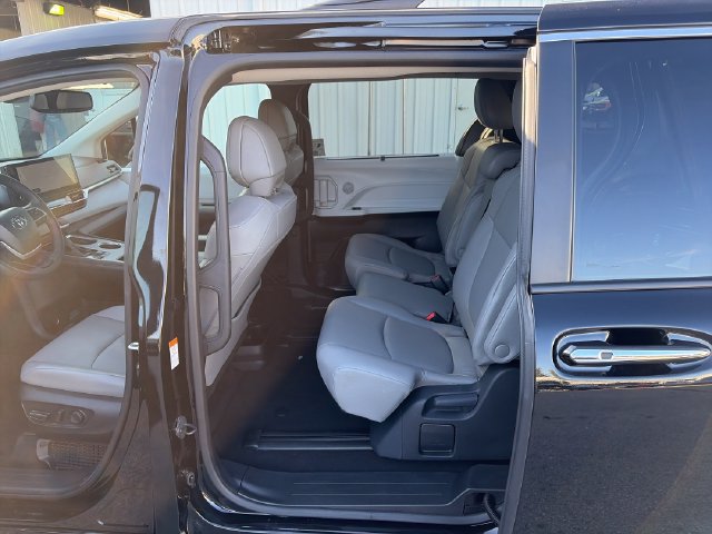 Used 2026 Toyota Sienna XLE FWD image 24