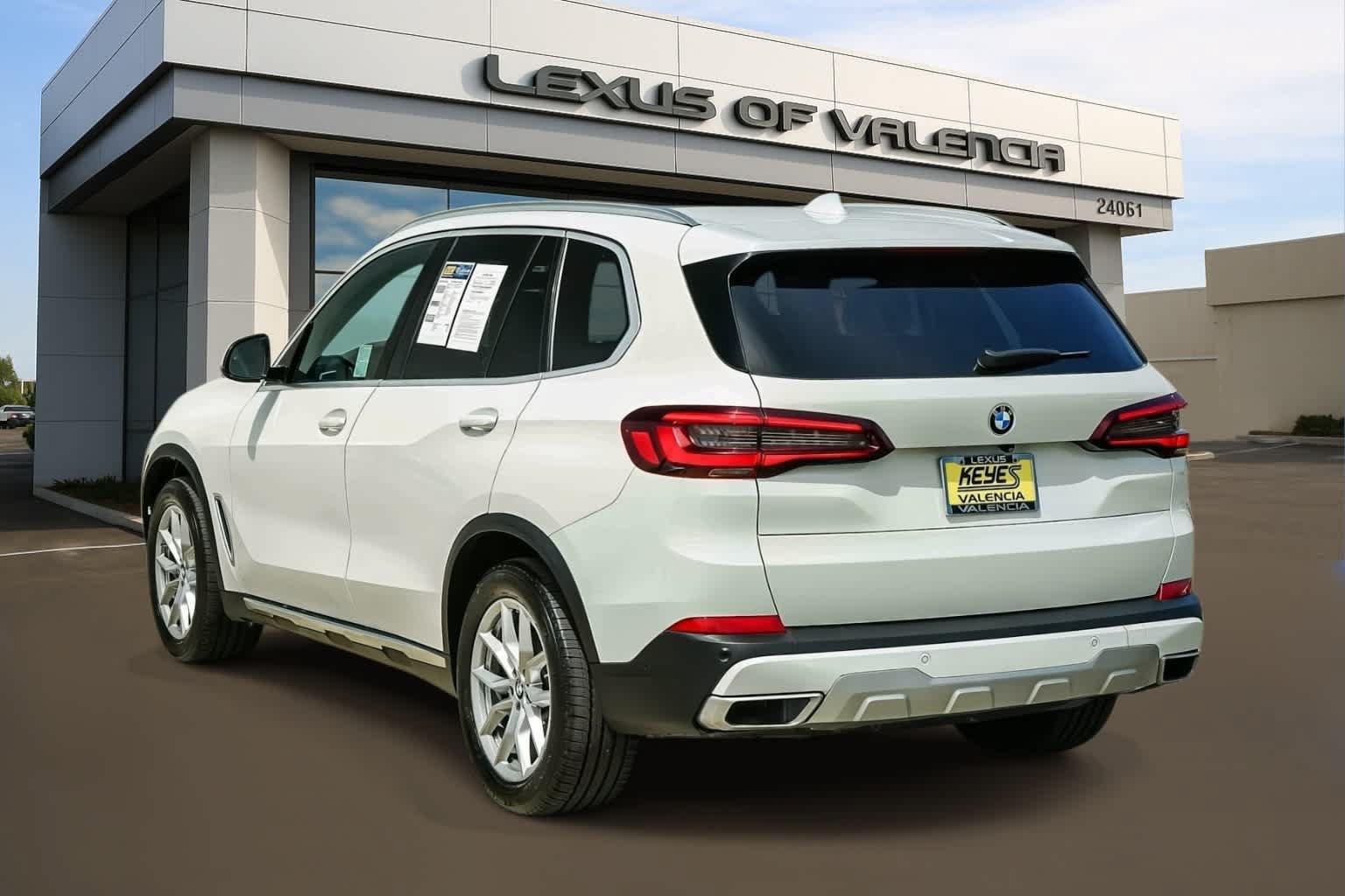 Used 2021 BMW X5 xDrive40i w/ Premium Package 2 AWD/4WD image 2