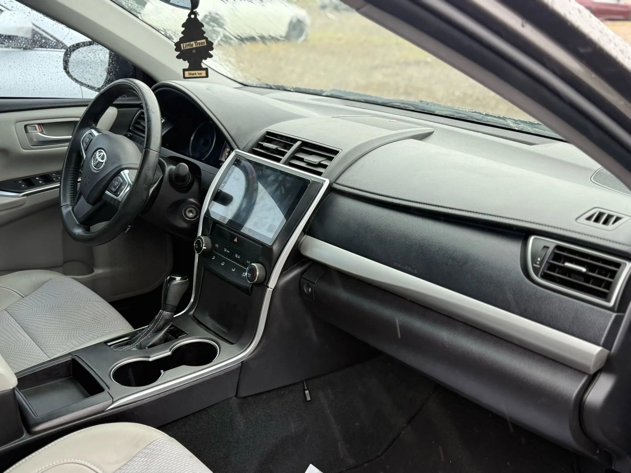 Used 2017 Toyota Camry SE image 10