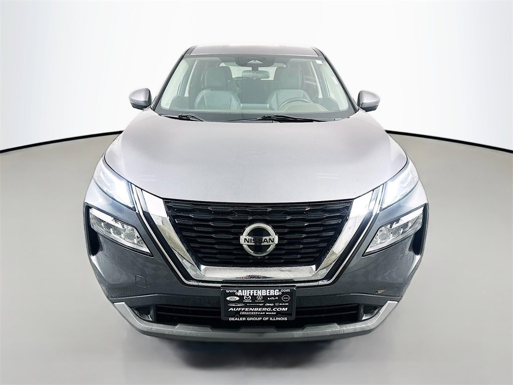 Used 2021 Nissan Rogue SV image 2