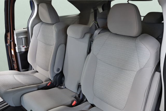 Used 2022 Toyota Sienna LE FWD image 14