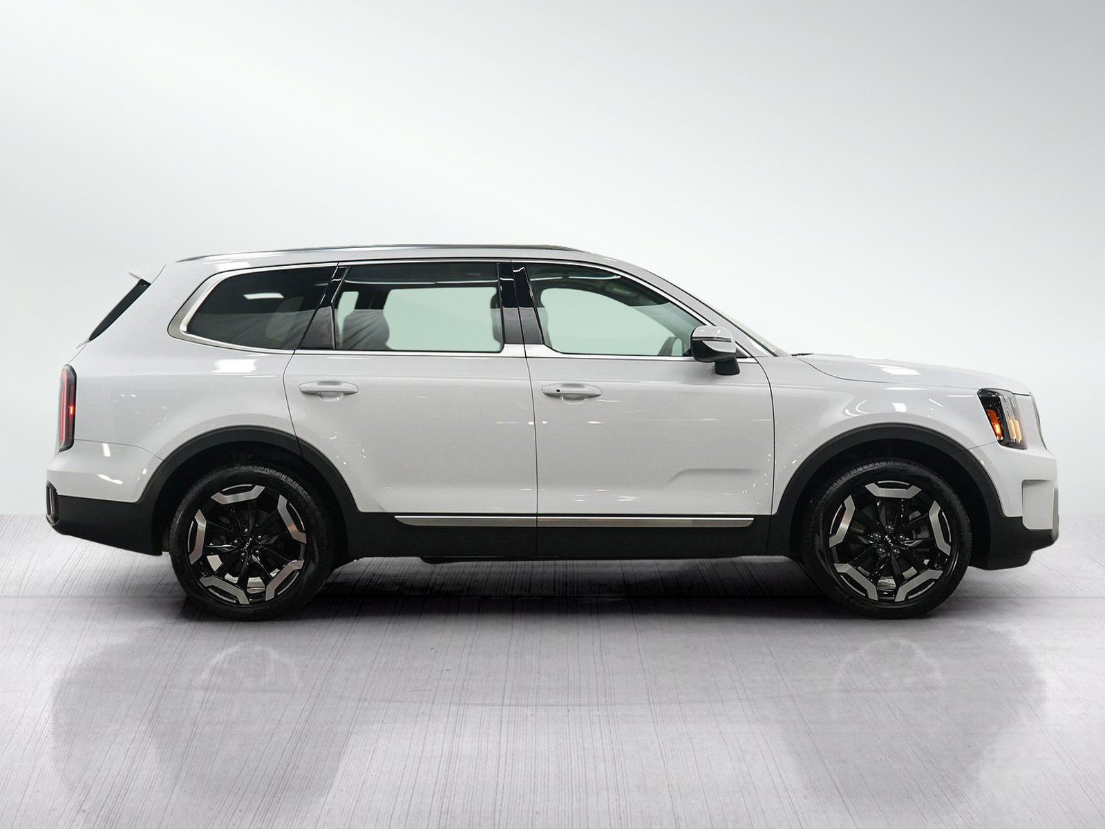 Used 2024 Kia Telluride EX w/ EX Captain's Chair Package AWD/4WD image 7